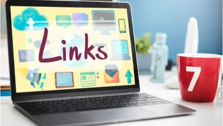 Laptop screen showing the word ‘Links’ with digital icons, symbolizing internal linking and website navigation.
